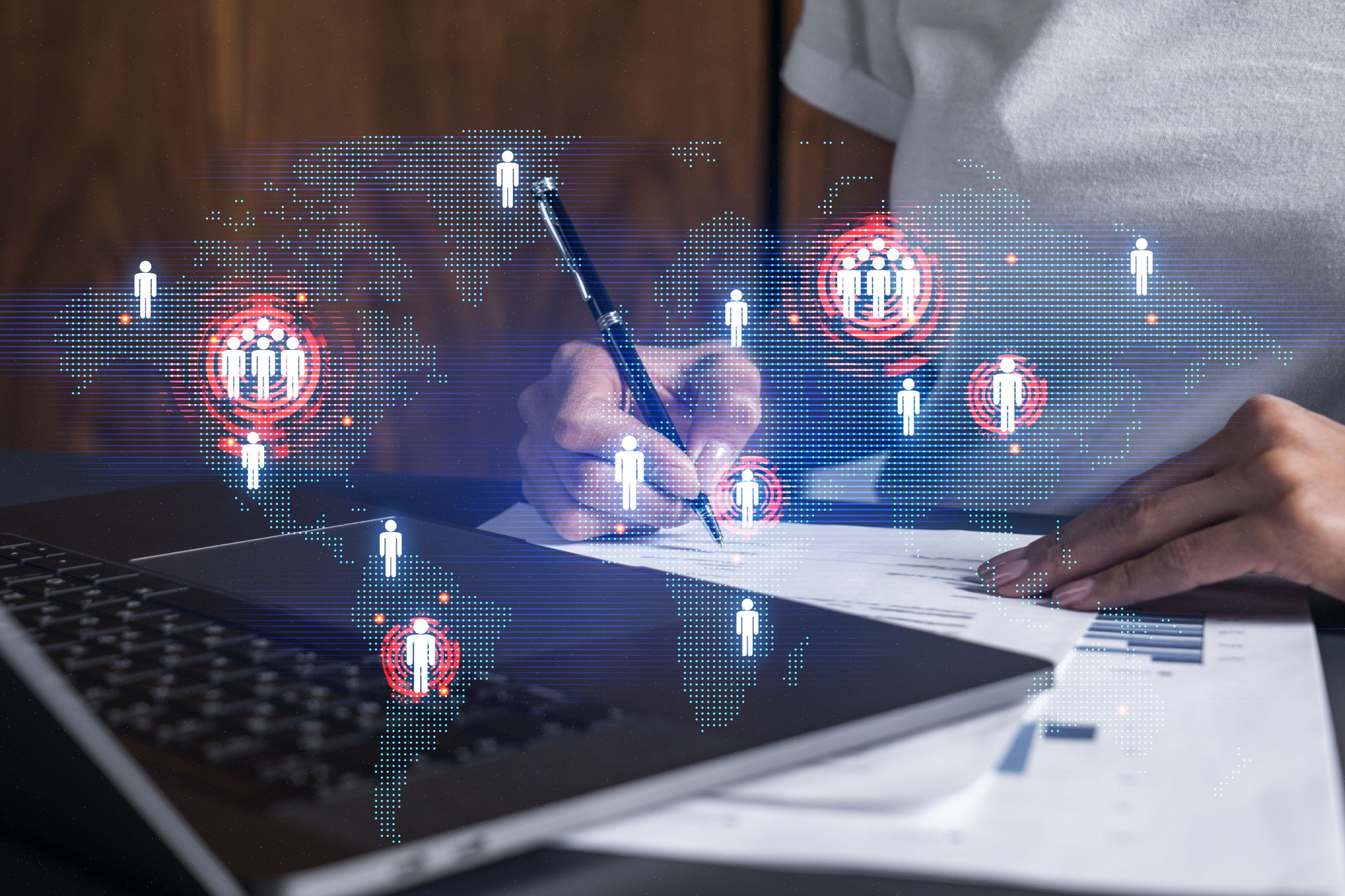 Carte du monde et une femme signant des papiers. Double exposition.