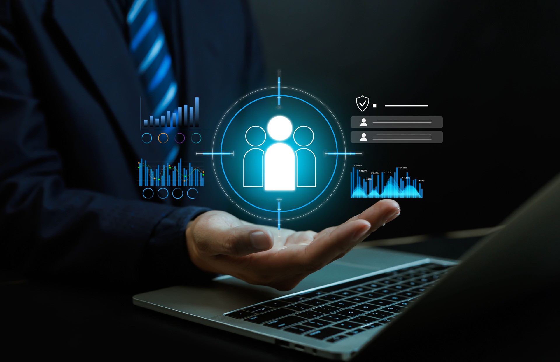 Main de l’homme d’affaires avec hologramme montrant l’icône des personnes, les graphiques d’analyse et l’interface numérique, le concept de données client, le public cible, la stratégie commerciale, le marketing et l’innovation technologiqu